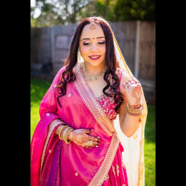 ✨ Wedding Day Elegance ✨

Such a joy getting this beautiful bride ready with Hair, Makeup & Mehandi for her special day 💄💇‍♀️🌿
Timeless, radiant, and full of grace – the perfect bridal glow ✨

Amazing photos captured by @framesbydisha 

#komalshairmakeupmehandi 
#indianweddingmakeup 
#IndianBridalMakeup
#indianweddinghair 
#bridalhairandmakeup 
#SouthAsianBridal
#ɪɴᴅɪᴀɴʙʀɪᴅᴇ 
#asianbridalmakeup 
#DesiBride