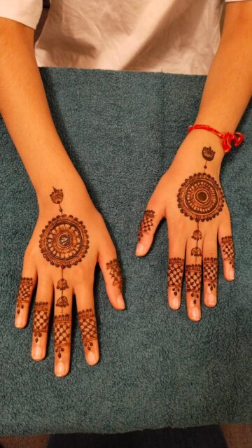 🌕✨ Karwa Chauth Mehandi – Part 2! ✨🌕
And here comes more of the magic! 💕
Sharing a few more beautiful Karwa Chauth Mehandi designs created for our gorgeous ladies this festive season 🌸🌿

From traditional motifs to modern twists, every design was made with love, patience, and celebration in the air 💫
It’s always such a joy to be part of these special moments filled with colour, laughter, and togetherness 💖

#komalshairmakeupmehandi 
#karwachauthmehandi 
#karwachauthvibes 
#mehandiartist 
#hennadesigns 
#ɪɴᴅɪᴀɴʙʀɪᴅᴇ
#DesiBride
#SouthAsianBridal
#indianweddingmakeup 
#watfordbeauty