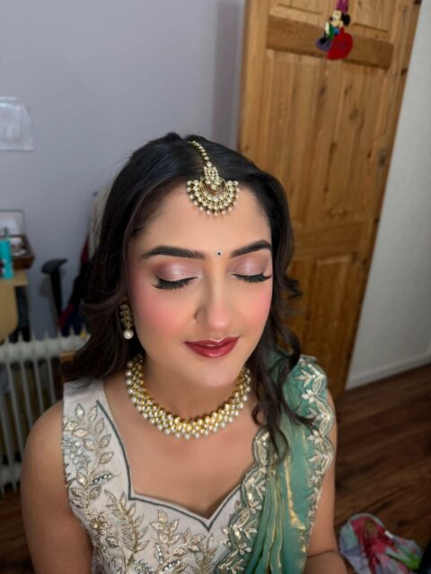💍✨ Roka Ceremony Ready! ✨💍
Loved creating this soft glam hair & makeup look for a beautiful lady on her special Roka day 💄💇‍♀️💕
We went for a fresh, radiant, and graceful style — perfect for the start of a new journey filled with love and celebration 🌿💫

It’s always such a joy to be part of these precious pre-wedding moments that glow with happiness and excitement! 🌸

#komalshairmakeupmehandi 
#rokaceremonylook 
#indianweddingmakeup 
#bridalhairandmakeup 
#IndianBridalMakeup
#SouthAsianBridal
#DesiBride
#makeupartistinwatford 
#mobilebeautician