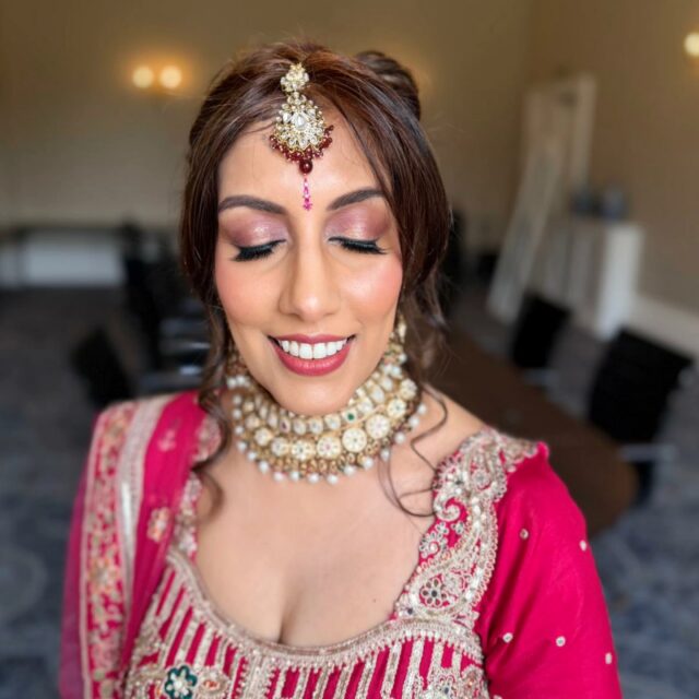 💄👑 Wedding Guest Glam — Absolute Perfection! 👑💄

When your hair and makeup hits different and you know you're going to own that wedding hall 😍✨

We had the best time creating this stunning wedding guest look for the gorgeous @tejal.chohan.321 — everything was tailored perfectly to complement her features, her outfit and the whole vibe of the day 💖
Flawless skin, defined eyes and hair that stayed gorgeous all the way through to the last dance 💃🌸 This is what we live for ✨

Tag someone who needs their wedding guest glam sorting! 👇

📍 Mobile beautician — Watford & surrounding areas, I come to you!
📲 Book via link in bio or WhatsApp 07904 221811
#KomalsHairMakeupMehandi #WeddingGuestGlam #WeddingMakeup #WeddingHairAndMakeup #MobileBeauticianUK #WatfordMakeupArtist #AsianWeddingMakeup #GlamLook #MakeupArtistUK #WeddingVibes #HairAndMakeupArtist #GuestGlam #FlawlessMakeup #SouthAsianWedding #BeautyByKomal